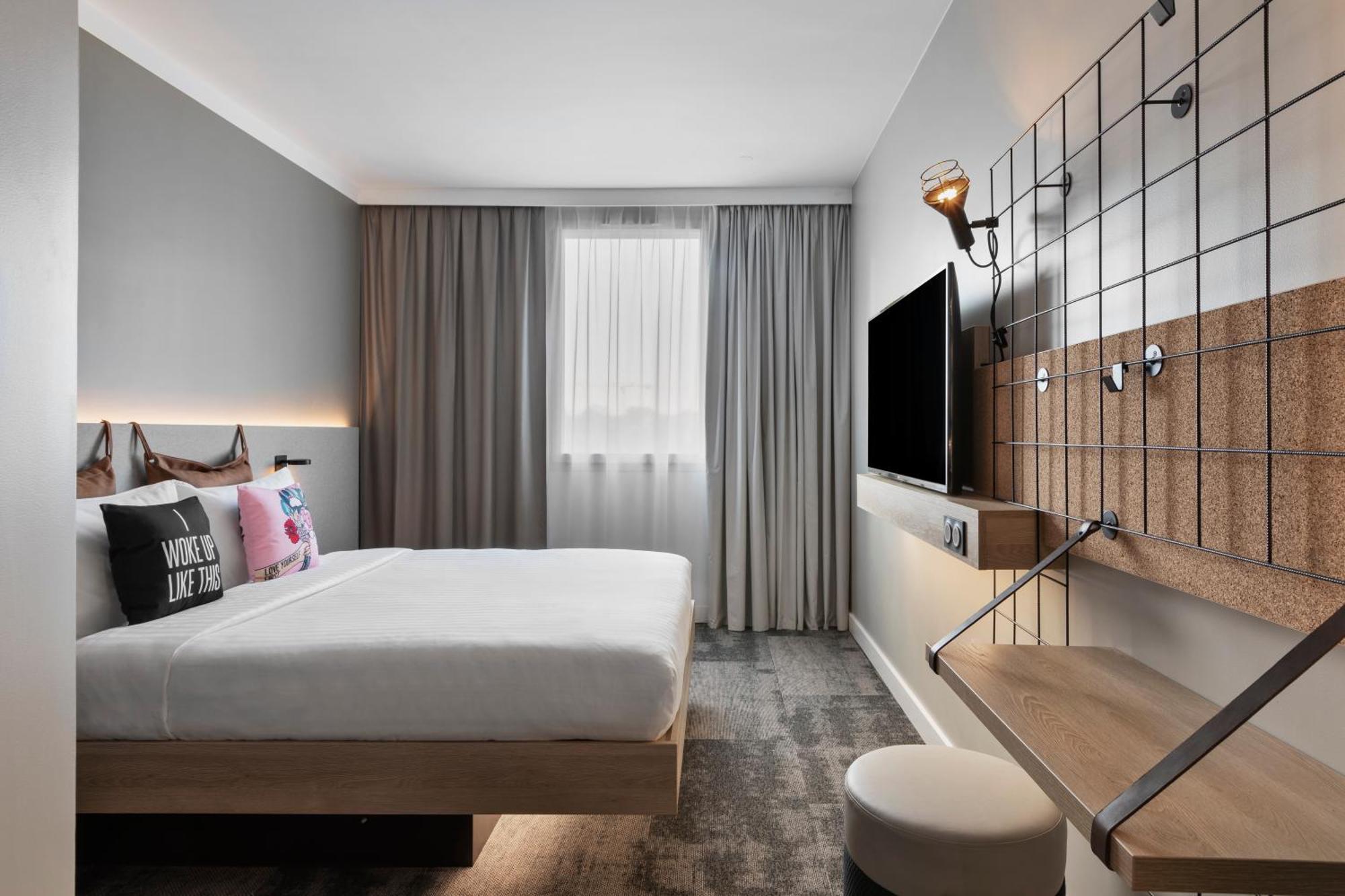 Moxy 3*
